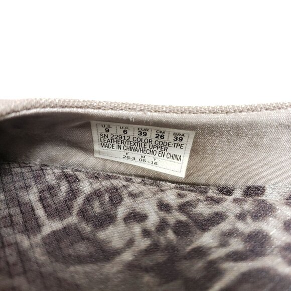 Skechers Womens Size 9 Relaxed Fit Slip-On Shoes Beige Leather Comfort Insole - Picture 9 of 9